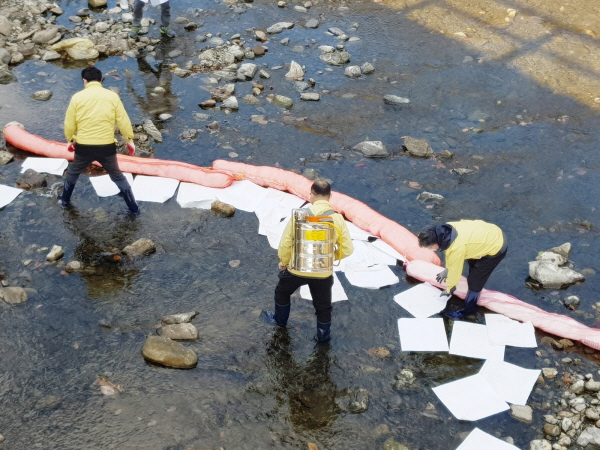 ▲ 충주시는 살미면 석문천에서 기름유출 사고를 가정해 실제상황처럼 방재 훈련을 실시했다.ⓒ충주시