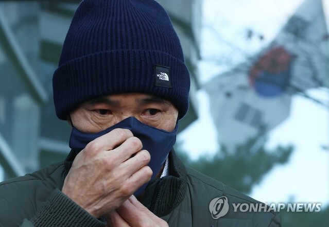 ▲ 서해상에서 북한군에 사살된 공무원의 형 이래진 씨가 12일 오후 서초구 서울행정법원에서 열린 정부 상대 정보공개청구소송 1심 선고를 마치고 기자회견을 하고 있다. ⓒ연합뉴스