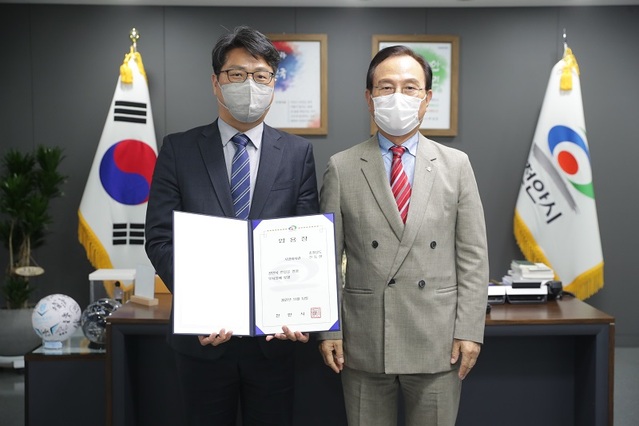 ▲ 신임 신동헌 천안부시장이 12일 박산돈 천안시장으로부터 임명장을 받은 뒤 기념촬영을 하고 있다.ⓒ천안시