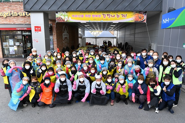 ▲ 정선군사회복지협의회와 정선농협 하나로마트가 11일 정선농협 하나로마트 주차장에서 취약 어르신들을 위한 행복한 김장 나누기 행사를 개최했다. 김장 나누기 행사를 마친 회원들이 기념촬영을 하고 있다.ⓒ정선군