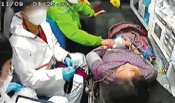 ▲ 더불어민주당 이재명 대선 후보가 지난 9일 119구급차로 병원으로 이송되는 아내 김혜경씨의 손을 잡고 있다. ⓒ이해식 의원 페이스북