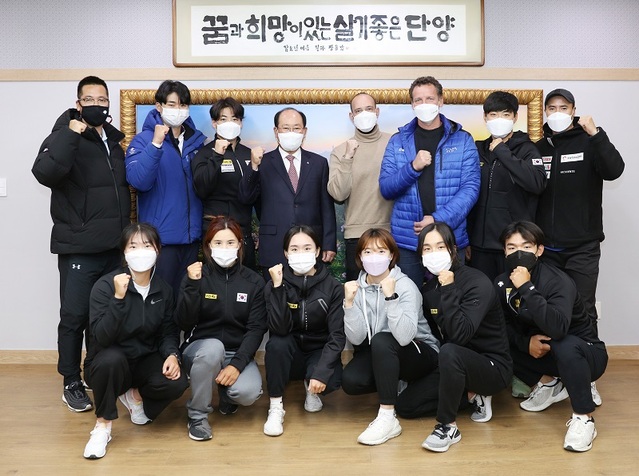 ▲ 류한우 군수가 지난 11일 카누국가대표와 감독 등이 군청을 방문하자 기념촬영을 하고 있다.ⓒ단양군