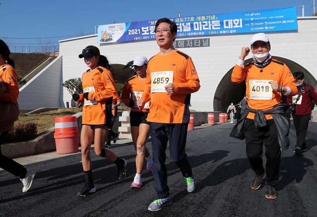 ▲ 양승조 충남도지사가 13일 보령에서 보령해저터널 기념 마라톤대회에 참가해 전국에서 참가한 마라토너들과 함께 달리고 있다.ⓒ충남도