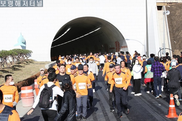 ▲ 김동일 보령시장과 전국에서 참가한 마라톤 동호인들이 보령해저터널을 빠져나와 달리고 있다.ⓒ보령시