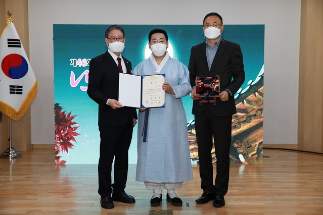▲ 충북 영동군이 개최한 제46회 전국 난계국악경영대회에서 일반부 대상에 최태영씨가 차지했다. 박세복 군수가 군청에서 대상자에게 시장을 하고 있다.ⓒ영동군