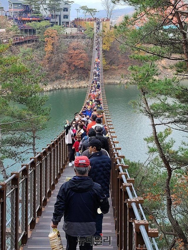 ▲ 최근 개통한 충북 제천시 수산면 괴곡리 ‘옥순봉 출렁다리’에 14일 전국에서 관광객 1만 5000여 명이 몰려들며 북새통을 이뤘다. 제천 청풍호를 가로지르는 옥순봉 출렁다리는 지난달 22일 개통 이후 전국에서 주말에 많은 인파가 몰렸다. 길이 222m, 폭 1.5m로 무주 탑으로 건립된 옥순봉 출렁다리는 청풍호 수면으로부터의 높이는 최고 수위, 최저 수 위는 각각 12.8m, 32.4m이다.ⓒ뉴데일리 D/B