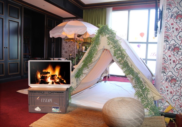 ▲ '레스케이프 호텔'에 설치된 룸앤TV. ⓒLG전자