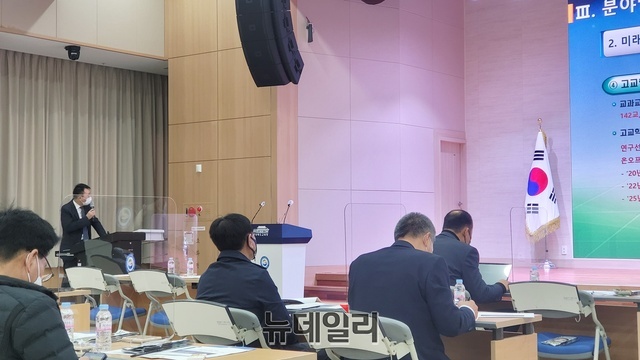 ▲ 박종활 경북교육청 정책기획관은 15일 내년 예산안 편성과 관련 웅비관에서 설명회를 갖고 “이번에 제출한 2022년도 본예산안은 지난해 4조4057억 원보다 7105억 원(16.1%)이 증가한 규모로, 지난해 보다 증가된 주요 사유는 정부의 세수 여건 개선으로 중앙정부 이전수입인 보통교부금이 6474억 원, 국고보조금 559억 원이 증가했기 때문이다”고 밝혔다.ⓒ뉴데일리