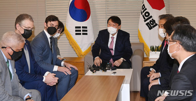 ▲ 존 오소프 상원의원, 대니얼 크리튼브링크 국무부 동아태 담당 부차관보 등과 면담을 하는 윤석열 국민의힘 대선후보. ⓒ뉴시스. 무단전재 및 재배포 금지.