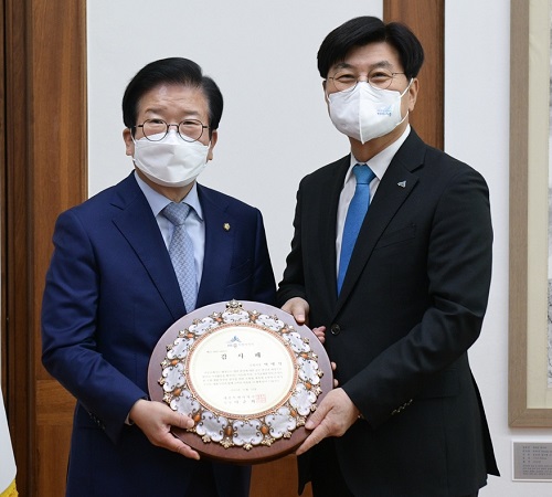 ▲ 이춘희 세종시장이 15일 박병석 국회의장을 만나 국회 세종의사당 설치를 위한 국회법 개정안 통과에 노력한 공로로 감사패를 전달하고 있다.ⓒ세종시