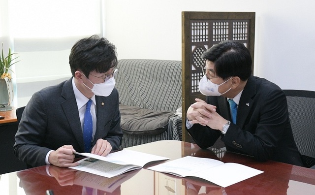 ▲ 이춘희 세종시장이 15일 국회를 방문해 민주당 장철민 의원에게 주요 현안사업에 대해 설명한 뒤 국비 지원을 요청하고 있다.ⓒ세종시