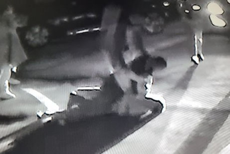 ▲ 공주시의회 이창선 의원이 지난 13일 절도 용의자를 제압하고 있는 장면이 담긴 폐쇄회로 TV(CCTV) 화면 캡처.ⓒ이창선 의원