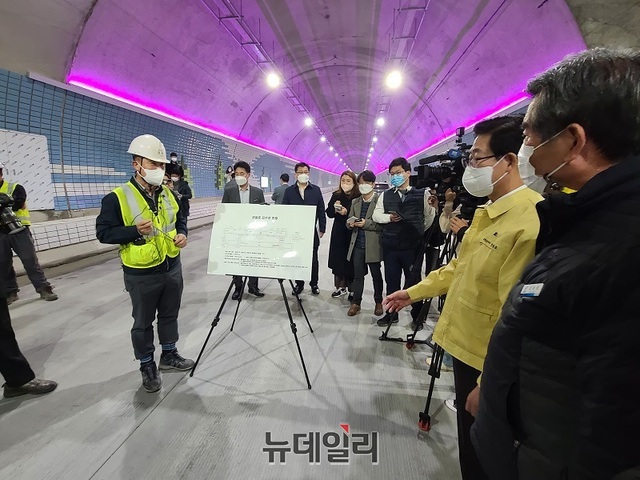 ▲ 양승조 충남도지사와 김동일 보령시장이 15일 국내에서 가장 길고 세계 5번째로 긴 보령해저터널 개통을 앞두고 현장점검을 하고 있다.ⓒ김정원 기자