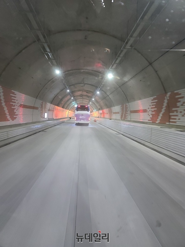 ▲ 12월 1일 개통을 앞두고 있는 충남 보령해저터널(보령시 신흑동~오천면 원산도리).ⓒ김정원 기자