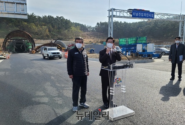 ▲ 양승조 충남도지사가 15일 한창 마무리공사가 진행되고 있는 원산도 보령해저터널 앞에서 기자회견을 갖고 있다. 좌측은 김동일 보령시장.ⓒ김정원 기자