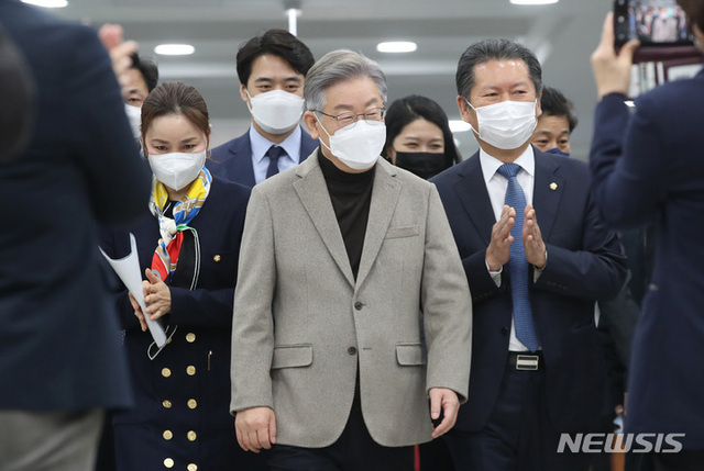 ▲ 이재명 더불어민주당 대선 후보가 15일 서울 여의도 국회 의원회관에서 열린 'e스포츠 발전을 위한 국회의원 모임 창립총회'에 입장하고 있다. ⓒ뉴시스