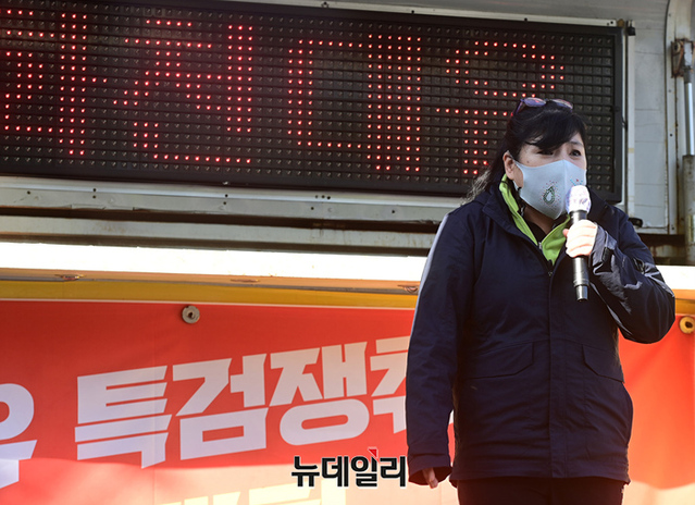 ▲ 성남시 시민활동가 김사랑 씨가 지난달 25일 오후 서울 서초구 대검찰청 앞에서 비상시국국민회의 주최로 열린 대장동 게이트 특검과 김오수 검찰총장 사퇴 촉구 집회에 참석해 발언하고 있다. ⓒ정상윤 기자