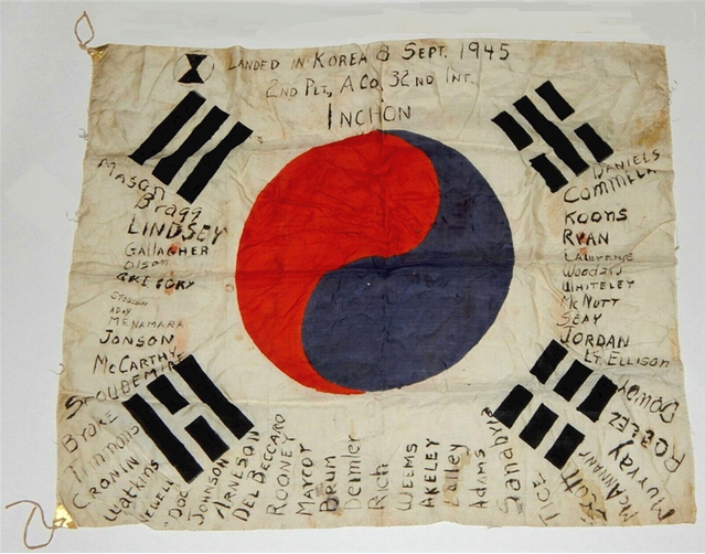 ▲ 진귀한 태극기--1945년 9월8일 인천에 처음 진주한  미군선발대 48명이 환영나온 시민들로부터 받은 태극기에 전원 서명하였다. ⓒ이현표