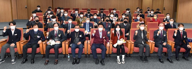 ▲ 이철우 경북도지사는 15일 도청에서 고용노동부가 주최한 제56회 전국기능경기대회 유공자를 초청해 수상하고 격려했다고 밝혔다.ⓒ경북도