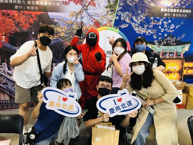 ▲ 경북도 홍보부스를 찾은 관광객들이 이벤트에 참여하고 있다.ⓒ경북관광공사