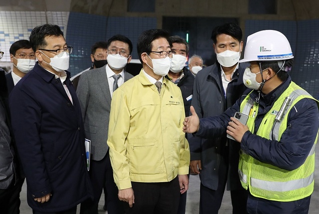 ▲ 양승조 충남도지사가 15일 보령해저터널에서 현장점검 도중 공사관계자로부터 설명을 듣고 있다.ⓒ충남도