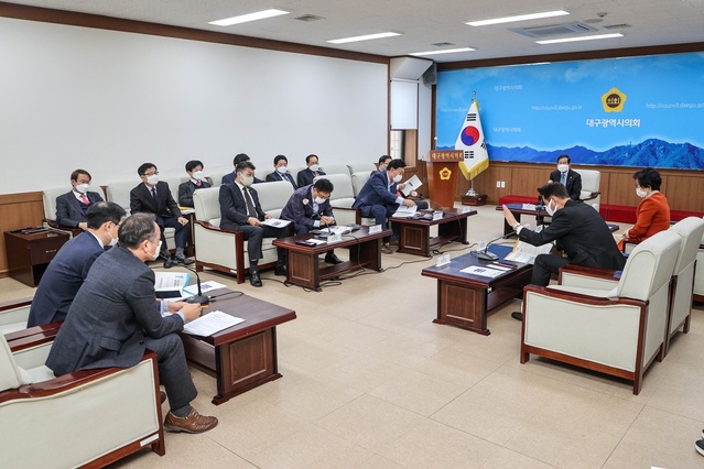▲ 대구광역시의회(의장 장상수)는 11월 15일 오전 9시 30분 시의회 2층 회의실에서 ‘제20대 대선 대구 지역공약 사업’에 대한 확대의장단 설명회를 개최했다.ⓒ대구시의회