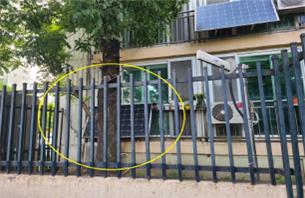 ▲ 서울의 한 아파트 1층에 설치된 베란다형 태양광이 나무 그늘에 가려져있다. ⓒ서울시 제공