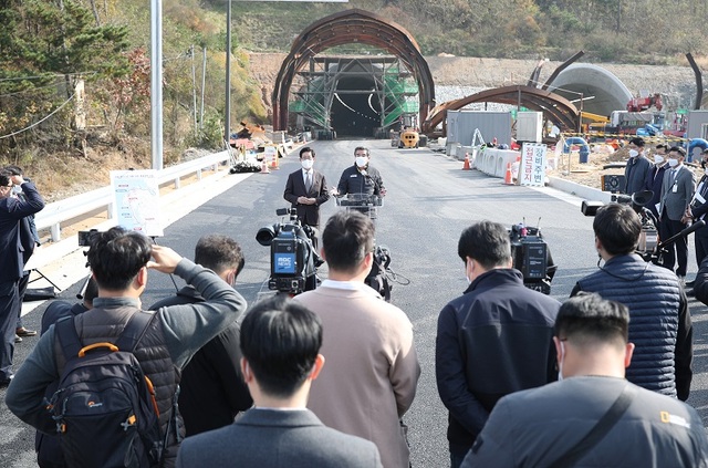 ▲ 김동일 충남 보령시장이 15일 양승조 충남도지사와 다음달 1일 개통을 앞두고 있는 보령해저터널을 사전 점검한 후 기자회견을 갖고 있다.ⓒ보령시