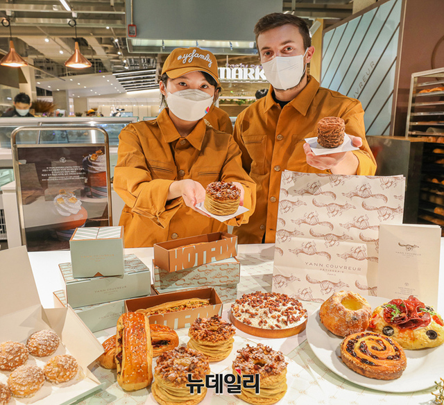 ▲ 1일 오전, 서울 여의도 '더현대서울' 지하 1층 얀 쿠브레 팝업스토어에서 직원들이 디저트를 소개하고 있다. ⓒ현대백화점