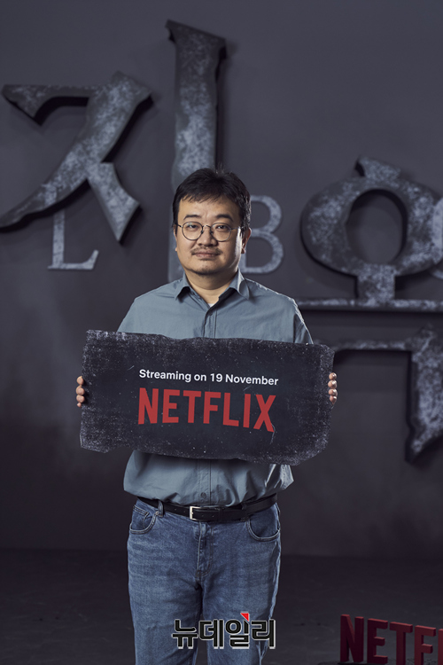 ▲ 연출 연상호가 16일 오전 온라인으로 열린 넷플릭스 시리즈 '지옥' 제작발표회에서 포즈를 취하고 있다. ⓒ넷플릭스