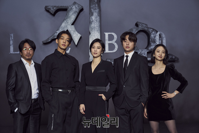 ▲ 연출 연상호가 16일 오전 온라인으로 열린 넷플릭스 시리즈 '지옥' 제작발표회에서 포즈를 취하고 있다. ⓒ넷플릭스