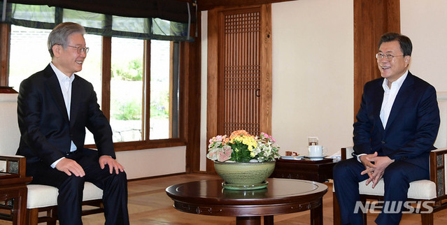 ▲ 문재인 대통령이 10월 26일 청와대 상춘재에서 열린 더불어민주당 제20대 대통령 후보 초청 차담에서 이재명 더불어민주당 후보와 차담을 하고 있다. ⓒ뉴시스