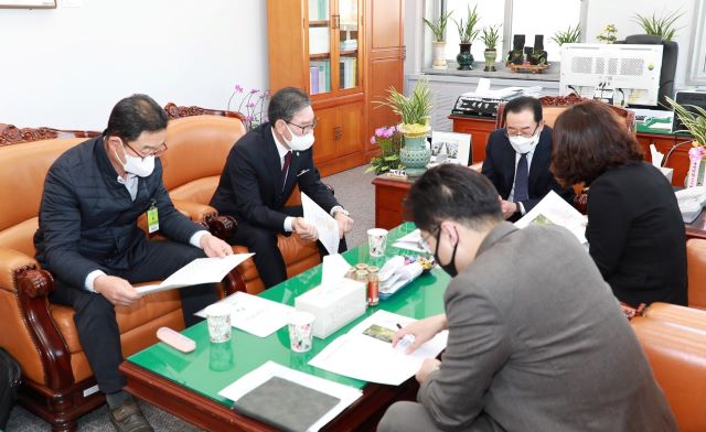 ▲ 박세복 충북 영동군수가 16일 국회를 방문해 이종배 예결위원장을 만나 지역 주요 현안사업을 설명하고 정부예산 지원을 요청했다.ⓒ영동군