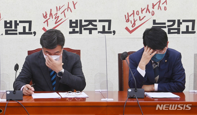 ▲ 윤호중 더불어민주당 원내대표가 16일 서울 여의도 국회에서 열린 원내대책회의에서 자료를 살펴보고 있다. 오른쪽은 박완주 정책위의장. ⓒ뉴시스