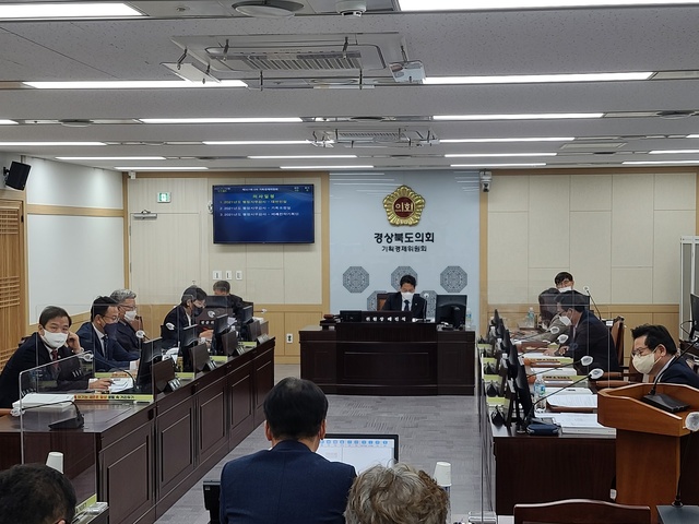 ▲ 경상북도의회 기획경제위원회(위원장 배진석)는 지난주 공사와 출자출연기관 감사에 이어 11월 15일에 대변인, 기획조정실, 미래전략기획단에 대한 2021년도 행정사무감사를 실시했다.ⓒ경북도의회