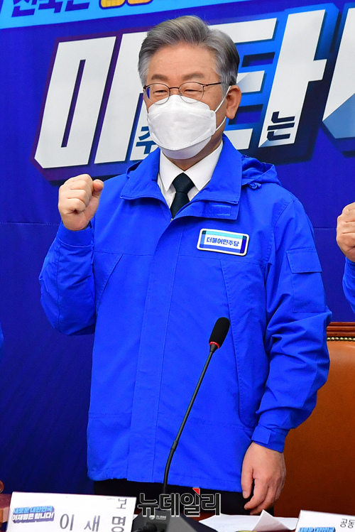 ▲ '사회적 약자를 위한 인권변호사'를 내건 이재명 더불어민주당 대선 후보가 지난 2006~2007년 '조카의 살인사건' '조직폭력배 폭력 사건' 등 변론을 맡은 데 이어, 자신의 내연녀를 살해한 가해자 변론도 맡았던 것으로 16일 파악됐다. 기사와 관련 없는 이재명 후보 자료사진. ⓒ이종현 기자(사진=공동취재단)