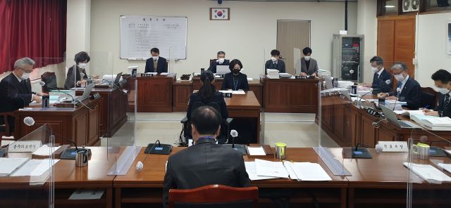 ▲ 충북도의회 정책복지위원회가 16일 충주의료원과 충북도립대학교, 4개의 민간위탁기관을 대상으로 2021년도 행정사무감사를 실시했다.ⓒ충북도의회