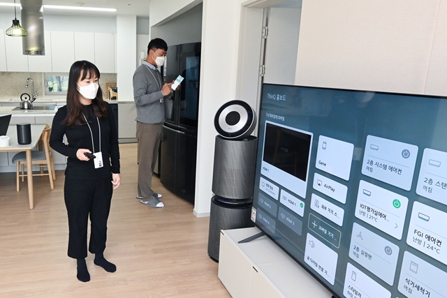 ▲ LG전자 연구원들이 홈IoT익스피리언스랩에 설치된 스마트 가전을 활용해 서비스를 검증하고 있다. ⓒLG전자