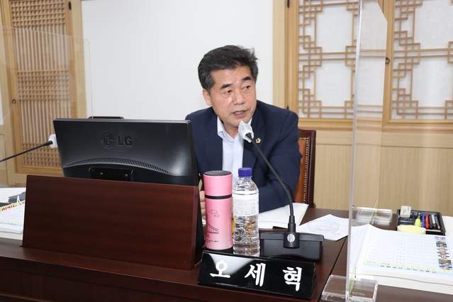 ▲ 오세혁 경북도의원(건설소방원회, 경산)이 지난 16일 경북도 재난안전실과 건설도시국에 대한 행정사무감사에서 도정발전과 경산 지역현안 해결을 위한 질의에 나서 집행부와 함께 해결책을 모색했다.ⓒ오 의원실