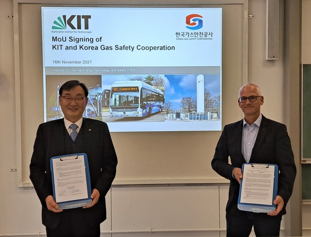 ▲ 임해종 사장(왼쪽)이 조아힘 크니블 대표와 업무협약후 기념촬영을 하고 있다. ⓒ가스안전공사 제공