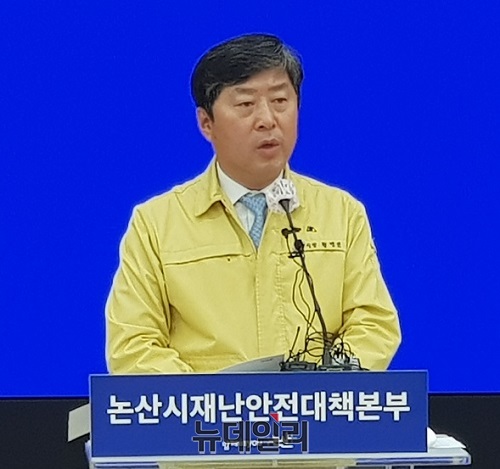 ▲ 황명선 논산시장이 17일 시청 회의실에서 언론 브리핑을 열고 ‘논산형 일상회복 지원대책’을 발표하고 있다.ⓒ이길표 기자