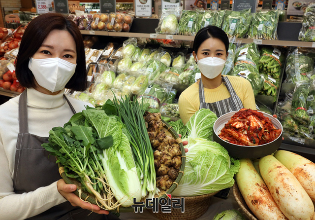 ▲ 17일 오전 이마트 성수점 농산매장에서 모델들이 이마트 김장대전 행사를 소개하고 있다. ⓒ이마트