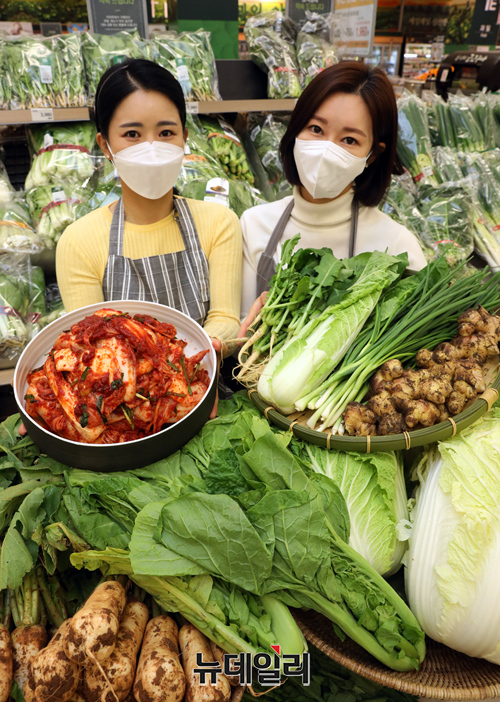 ▲ 17일 오전 이마트 성수점 농산매장에서 모델들이 이마트 김장대전 행사를 소개하고 있다. ⓒ이마트