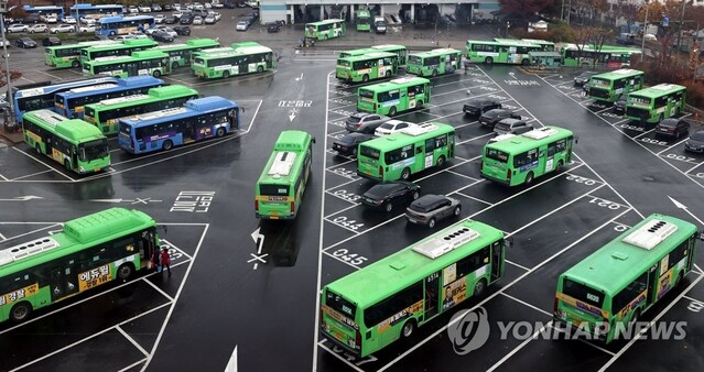 ▲ 버스 공영차고지에 주차된 시내버스와 마을버스들.ⓒ연합뉴스