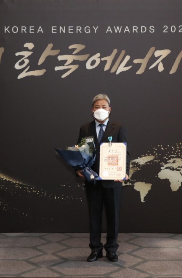 ▲ 충주 금강전기 안재환 대표가 17일 서울 그랜드인터컨티넨탈호텔에서 열린 ‘2021 한국에너지대상 시상식에서 ‘산업포장’을 수상했다.ⓒ충주시