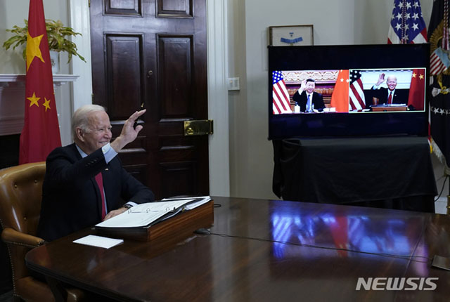 ▲ 화상으로 열린 미중정상회담. 조 바이든 미국 대통령과 시진핑 중국 국가주석의 표정이 대조적이다. ⓒ뉴시스 AP. 무단전재 및 재배포 금지.