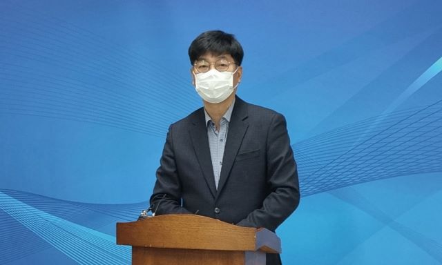 ▲ 이종수 충북도교육청 기획국장이 17일 기자회견을 열고 충북도의 초·중·고의 무상급식비 지원과 관련, 분담률 하향 조정에 반대한다는 공식 입장을 발표하고 있다.ⓒ충북교육청