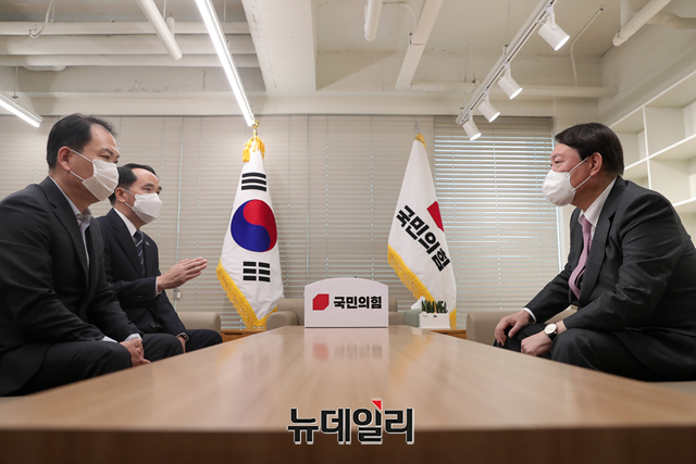 ▲ 윤석열 국민의힘 대선 후보가 17일 오전 서울 여의도 국민의힘 당사에서 최원일 전 천안함 함장과 고 이상희 하사의 부친인 이성우 유족회장을 면담하고 있다.ⓒ강민석 기자(사진=윤석열 캠프)