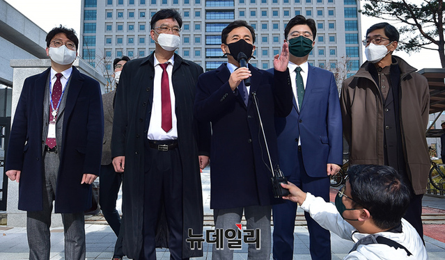 ▲ 국민의힘 이재명비리국민검증특위가 17일 오전 이재명 민주당 대선 후보의 변호사비 대납 의혹과 관련해 경기 수원지방검찰청을 항의 방문하고 있다.ⓒ경기 수원=정상윤 기자