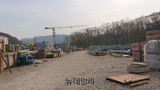 ▲ 성남시 분당구 대장동 '주차장 부지 7' 일대. 바로 오른쪽에 오피스텔이 공사 중이다. ⓒ이상무 기자